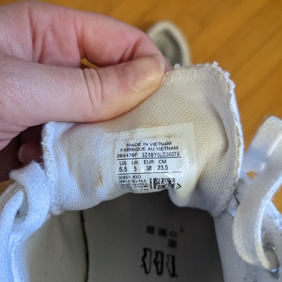 White and black Converse low top - Picture 2 of 3